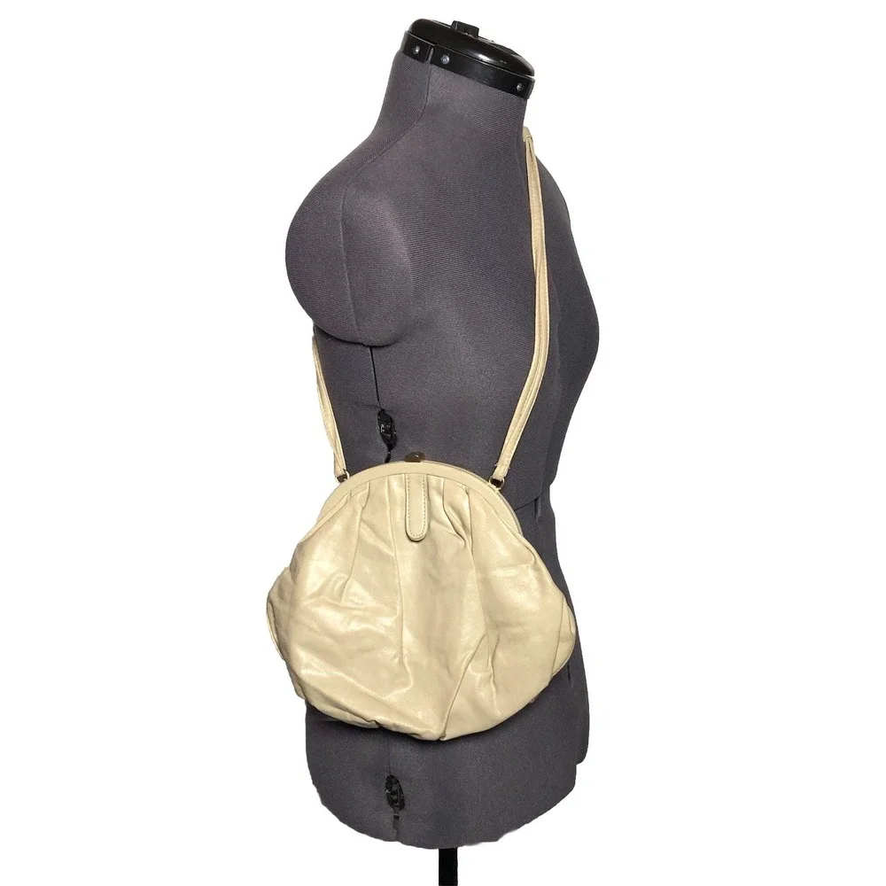 Vintage 70s Valerie Barad Beige Shoulder Bag Pleated Frame‎ Purse Made in Taiwan